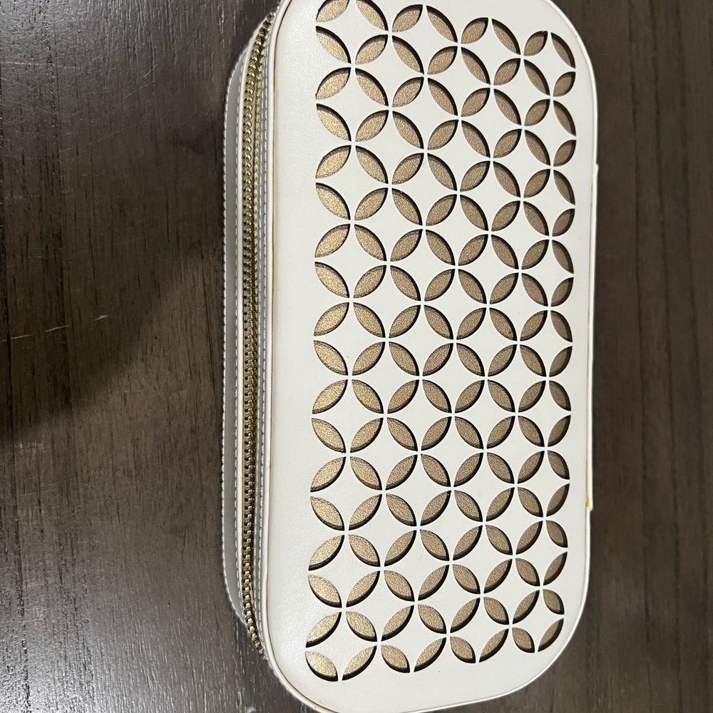Wolf Chloé Cream Zip Up Leather Jewelry Case nwt - Picture 8 of 8